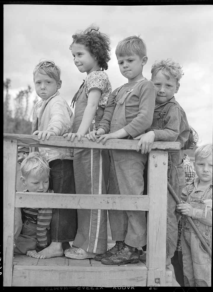 Children waiting their turn on slide (Дети ожидают своей очереди скатиться с «горки»), March 1940