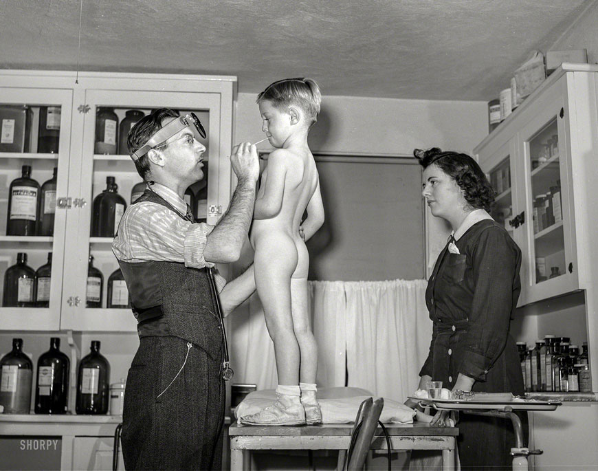 Dr. Tabor examining Randolph Darkey, before inoculating him against measles, in the community health center (Д-р Табор обследует Рэндольфа Дарки, прежде чем сделать ему прививку от кори в общественном оздоровительном центре), Dec.1941