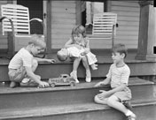 Clifford Shorts' children playing (Играющие дети Клиффорда Шортса), July 1938, July 1938