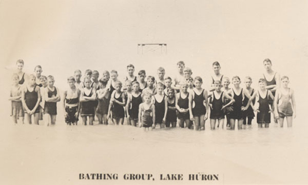 Bathing group, Lake Huron (Группа купающихся на озере Гурон)