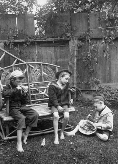 Boys eating watermelon (Мальчики, поедающие арбуз)