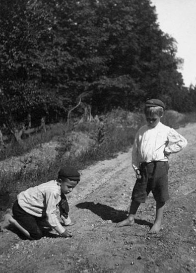 Boys playing marbles (Мальчики, играющие в марбл)