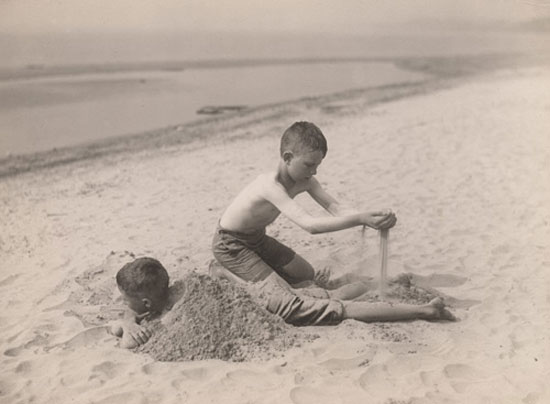 Boys playing in sand (Мальчики, играющие в песке), 1910