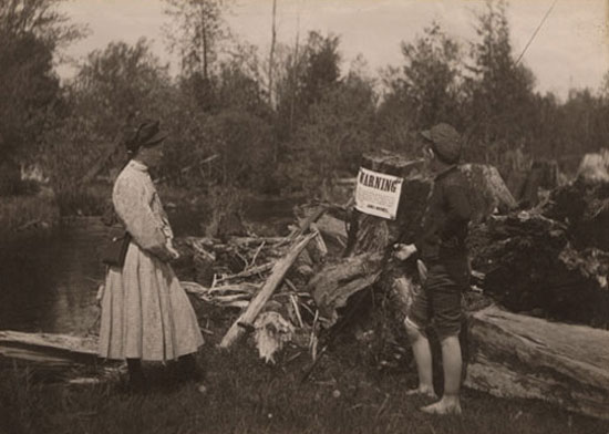 Children in front of a "No Trespassing" sign (Дети перед табличкой "Не входить")