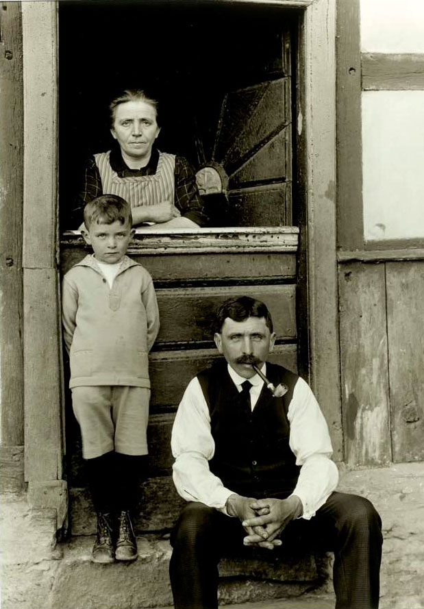 Bauernfamilie aus der Hocheifel am Sonntagnachmittag (Фермерская семья из Хохейфеля в воскресный день), 1920-1930