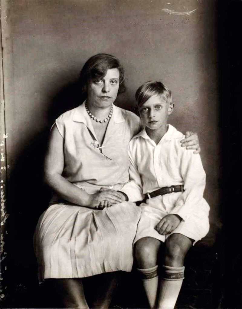 Doctor Lou Strauss-Ernst and her son Jimmy Ernst (Доктор Луи Страусс-Эрнст и её сын Джимми Эрнст), 1928