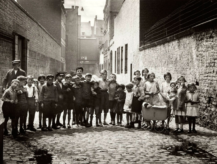 Children in Schemmergasse (Дети с улицы Шеммергассе), 1930