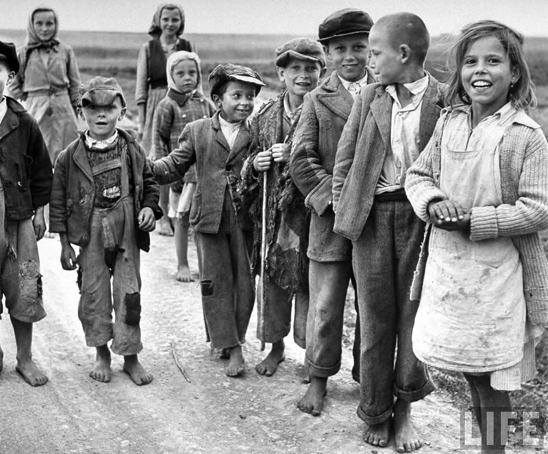 Dirty peasant children smiling and laughing (Грязные крестьянские дети, улыбающиеся и смеющиеся), June 1948