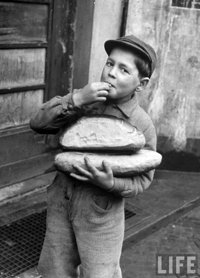 Little boy holding loaves of bread (Мальчик, держащий буханки хлеба), May 1947, Germany