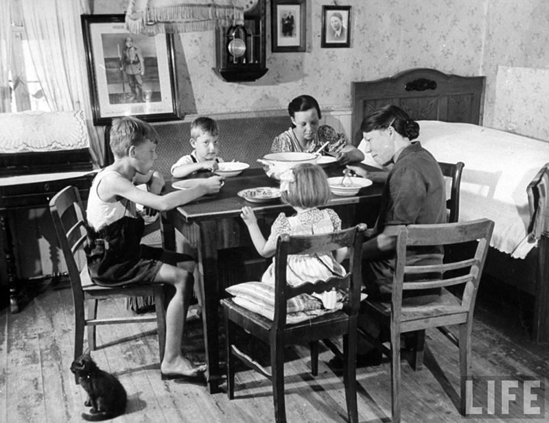 Peasant family eating at table (Крестьянская семья за обедом), August 1946