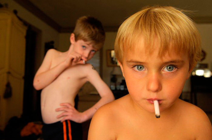 A young boy pretending to smoke gum cigarrettes at his home (Мальчик, изображающий курение сигареты), 2006