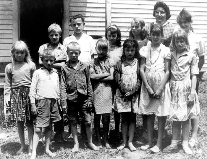 Children and their teacher outside the Haven village school (Дети и их учитель за пределами школы деревни Хейвен), June 1965