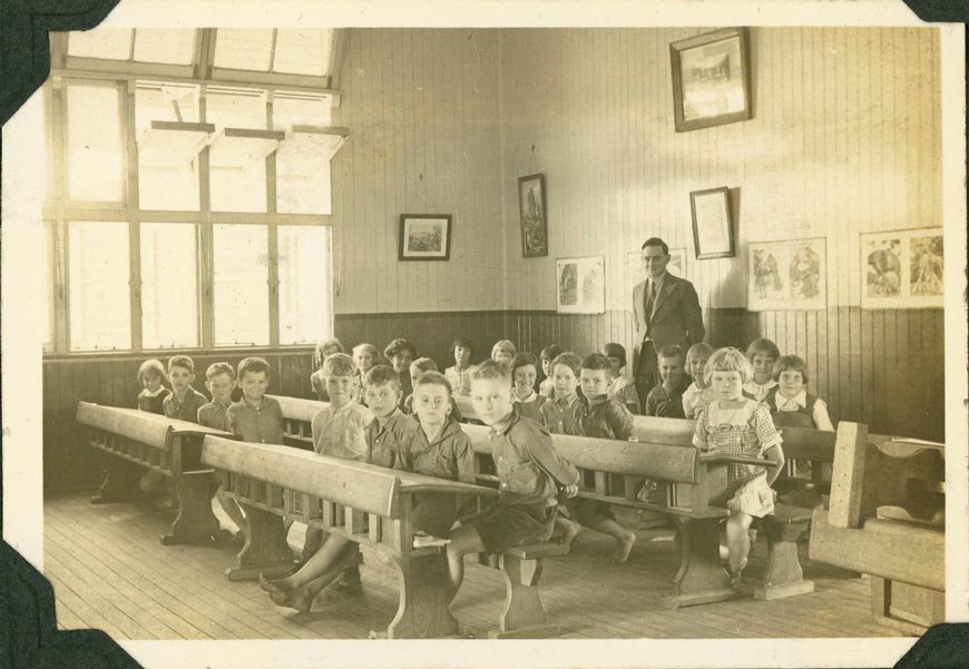 Teacher and students in a primary classroom, possibly Ayr State School (Учитель и ученики в классе начальной школы, возможно, в школе штата Эйр), 1937