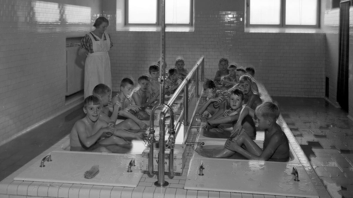 Veckans skolbad på Södra skolan/Tingvallaskolan (Еженедельная баня в школе Сёдра/Тингваллас), 1937