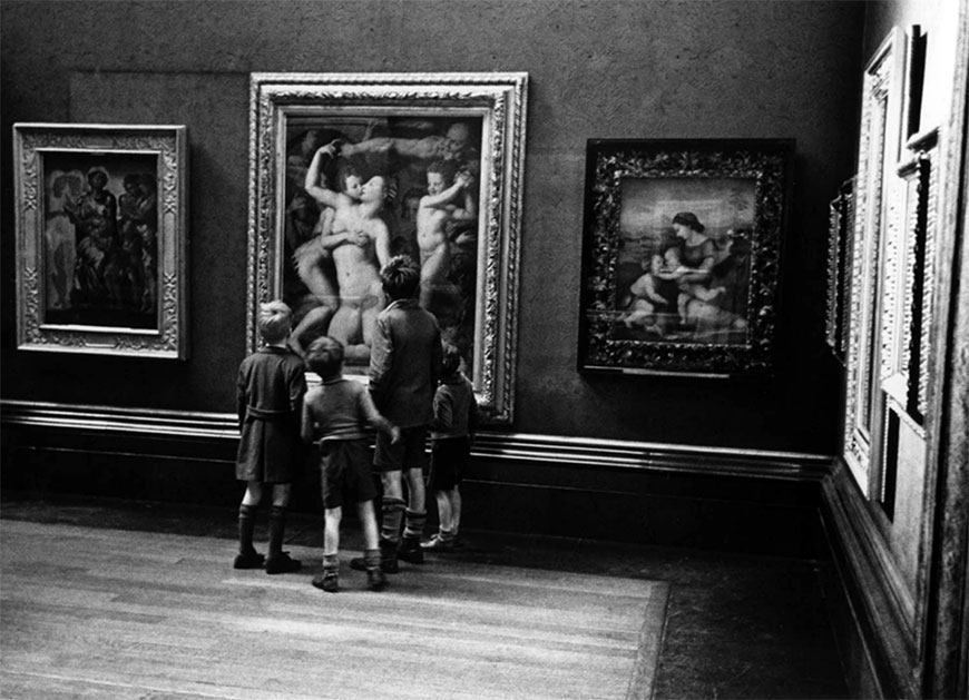 Boys viewing Agnolo Bronzino’s Allegory with Venus and Cupid at the London National Gallery (Мальчики, рассматривающие Аллегорию Аньоло Бронзино с Венерой и Амуром в лондонской Национальной галерее), 1937