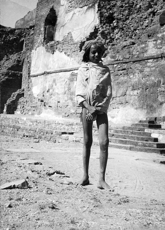 Ein Knabe vor Ruinen (Мальчик на фоне руин), 1939-1940