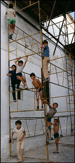 Children palying in the street (Дети, играющие на улице), 1980s