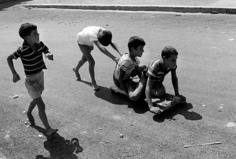 Children playing with 'strascino' (Дети, играющие с тележкой), 1960s