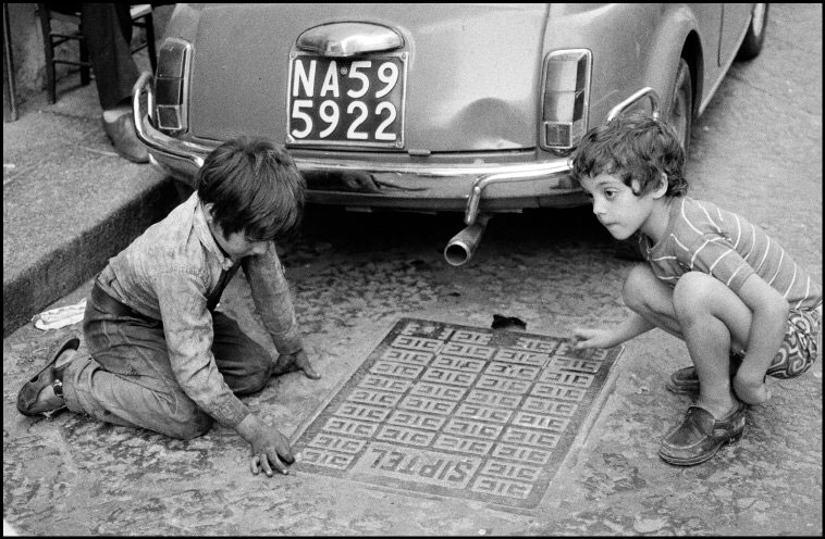 Kids playing in the street (Малыши, играющие на улице), 1970s