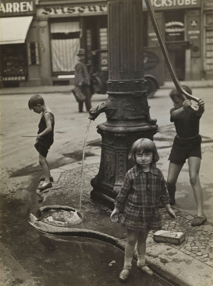 At the Waterpump (У колонки), 1927