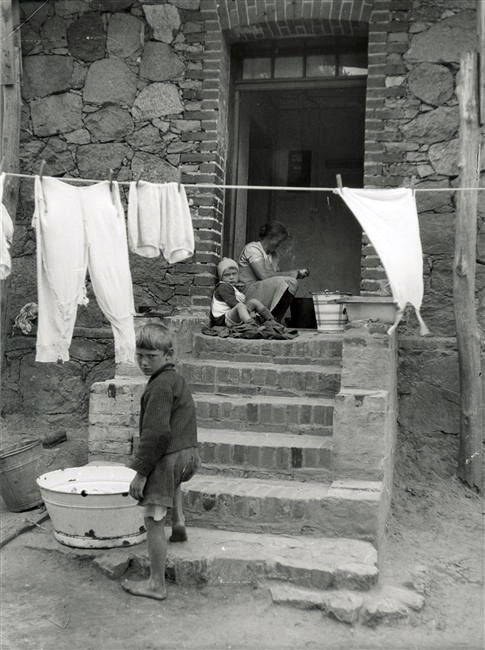 Sechage du linge devant la porte de la maison (Сушка белья), ca.1930-1933