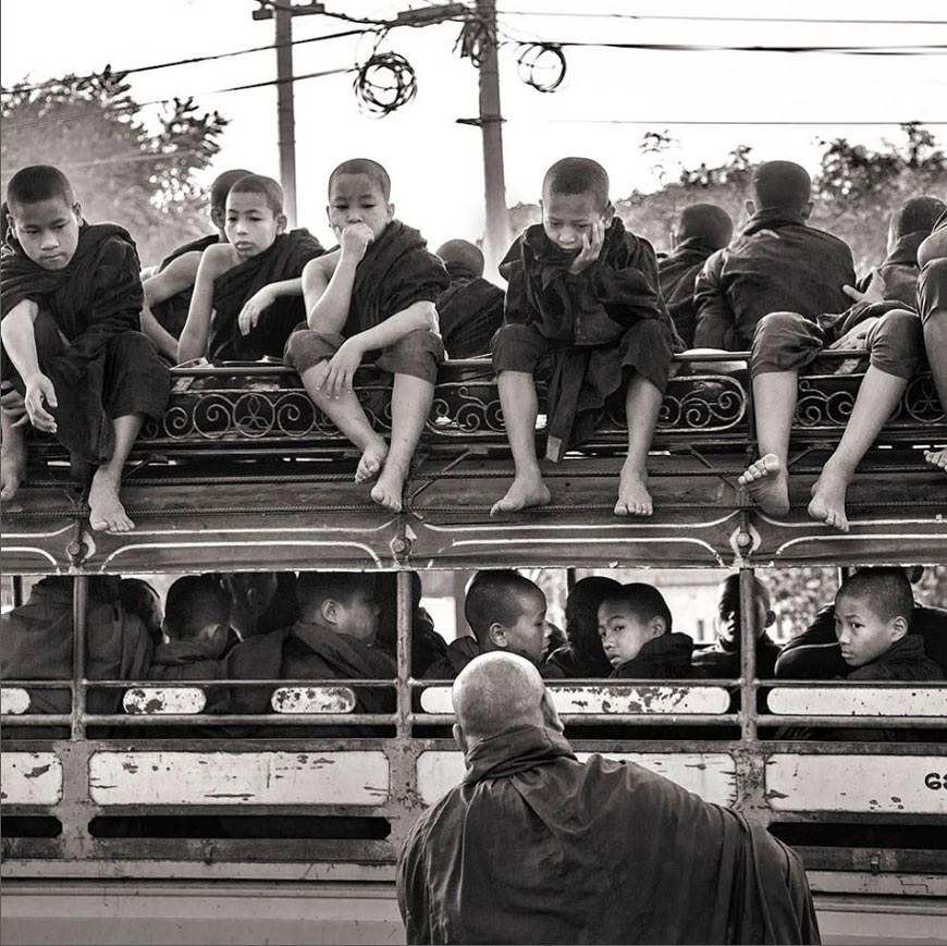 Overloaded bus full of novice monks (Автобус, переполненный буддийскими послушниками)