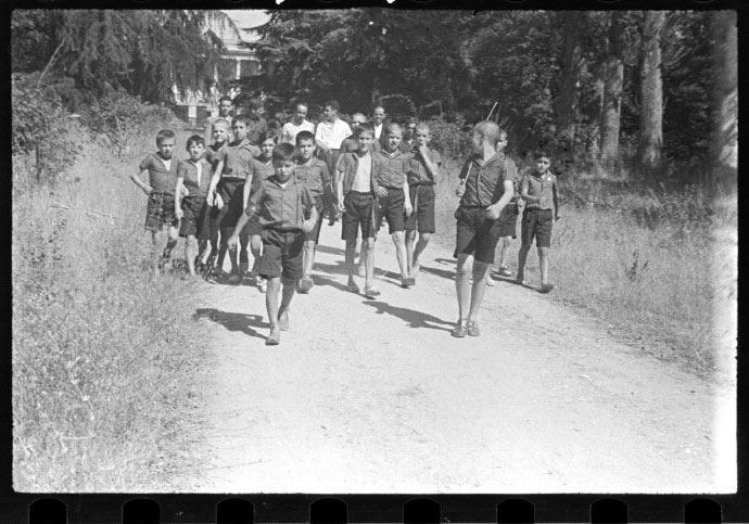 Group of young boys in the garden of the Palacio de los Duques de Osuna (Группа мальчиков в саду дворца герцогов де Осуна), Sept.1936