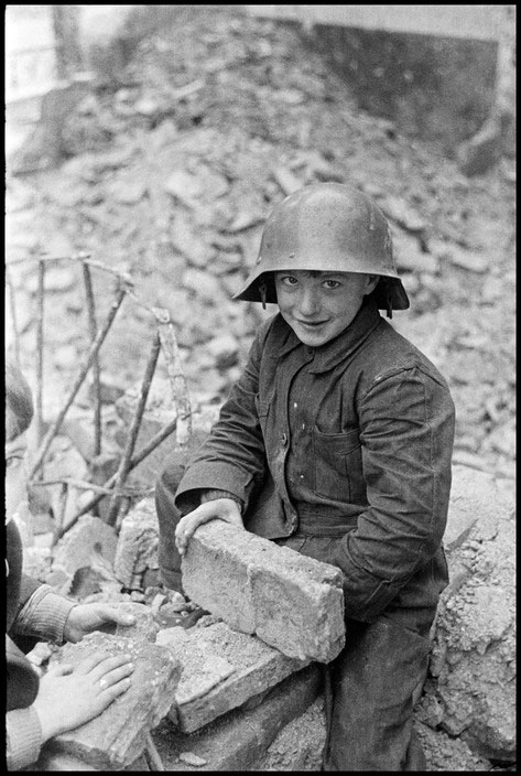 Children playing in rubble (Дети, играющие среди щебня), February 1937