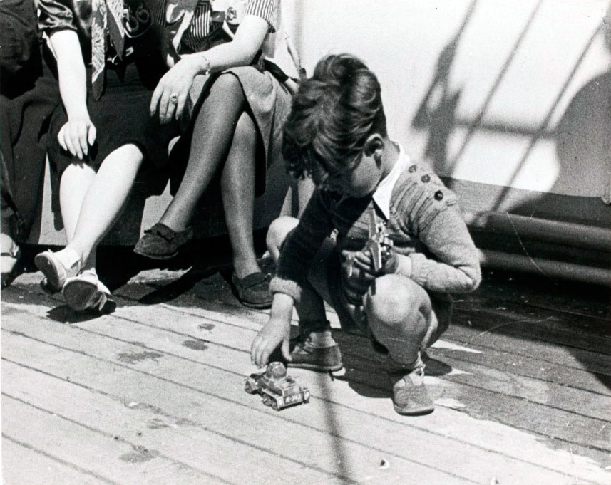 Child refugee sailing to Mexico playing with his toys on board the S.S. Sinaia (Ребенок-беженец, плывущий в Мексику, играет со своими игрушками на борту судна «Синая»), c.1939