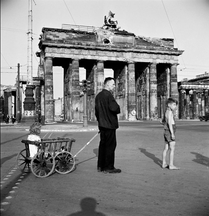 A man walking his children near the Brandenburg Gate (Мальчик, проходящий с детьми у Бранденбургских ворот), 1947