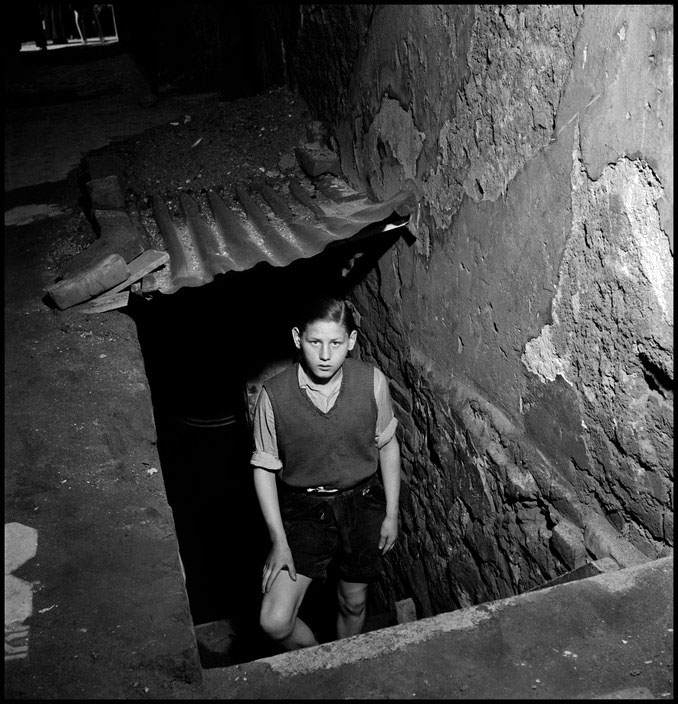 Boy standing in cellar steps (Мальчик, стоящий на ступенях в подвал), 1947