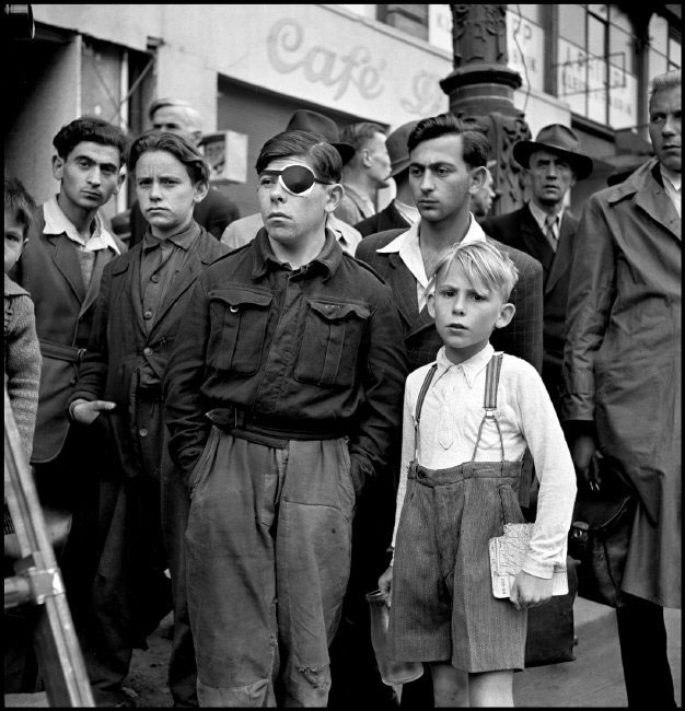 At a black market in the street (Чёрный рынок на улицах), 1947