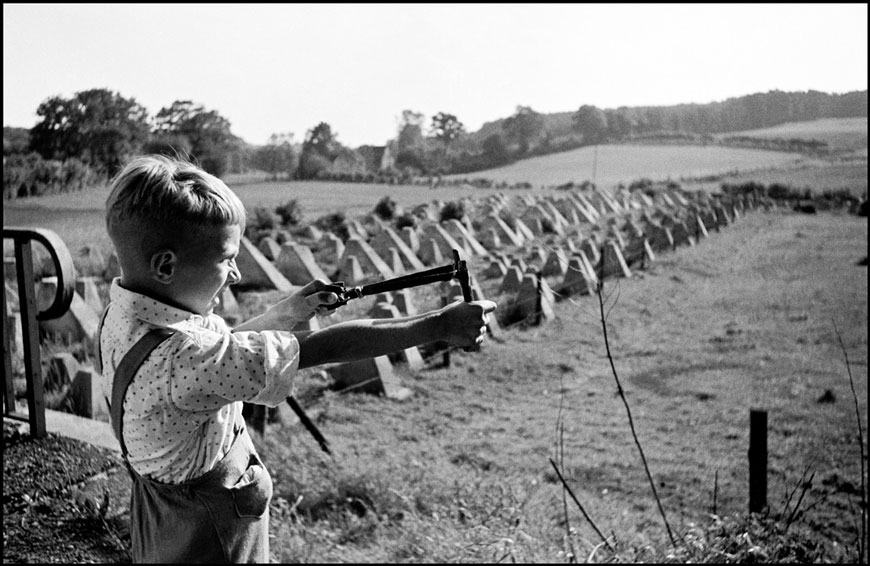 A boy at the Siegfried Line, German built fortifications on the Belgian-German border (Мальчик на линии Зигфрида - укреплений, построенных Германией на бельгийско-немецкой границе), 1947