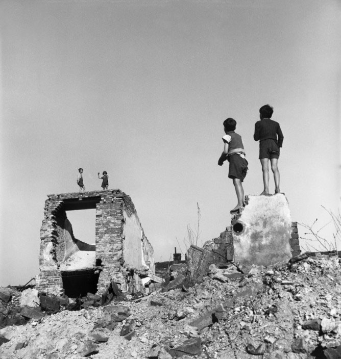 Boys play in bombed-out buildings in the working-class district of Favoriten (Мальчики, играющие в разбомблённых зданиях в рабочем районе Фаворитена), 1948 