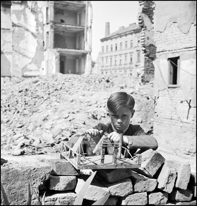 A child among ruins, playing with an Indian village, a toy he made himself (Ребёнок среди руин, играющий с идейской деревней, постороенной им самим), 1948