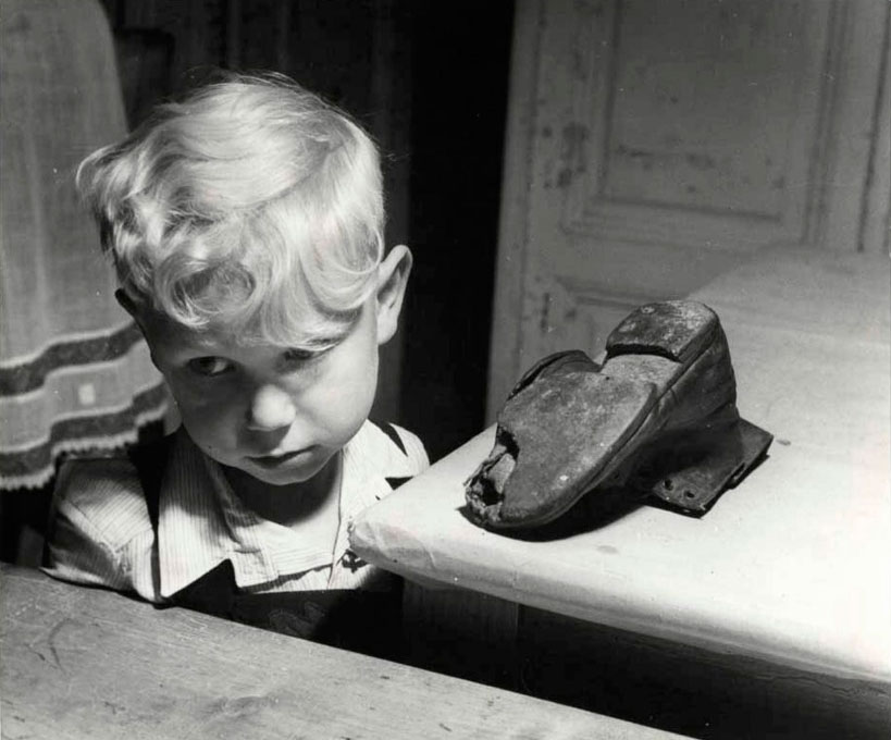 Little boy and old shoe (Мальчик и старый ботинок), 1948