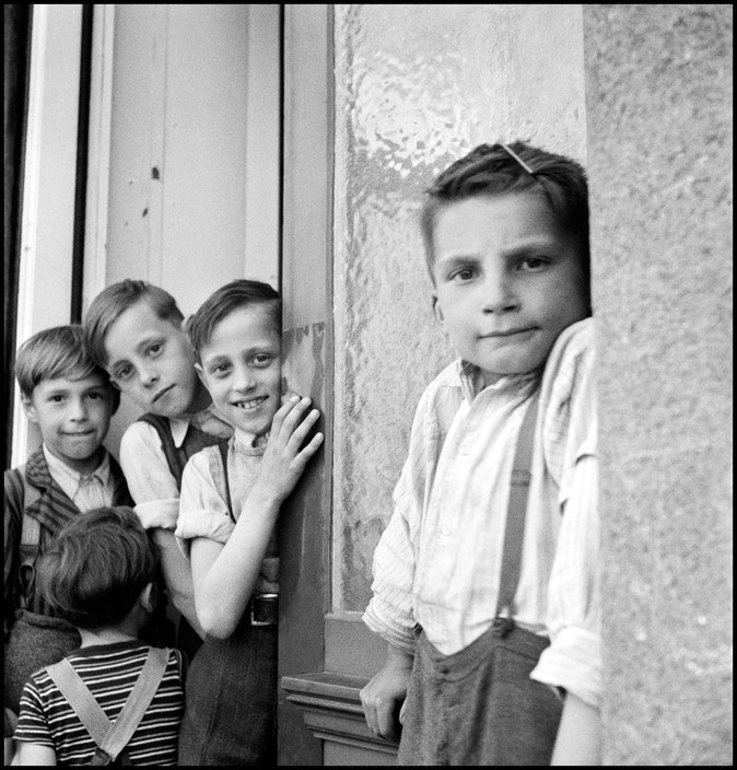 School Children getting ready for tuberculosis vaccination (Школьники, готовящиеся к вакцинации против туберкулеза), 1948