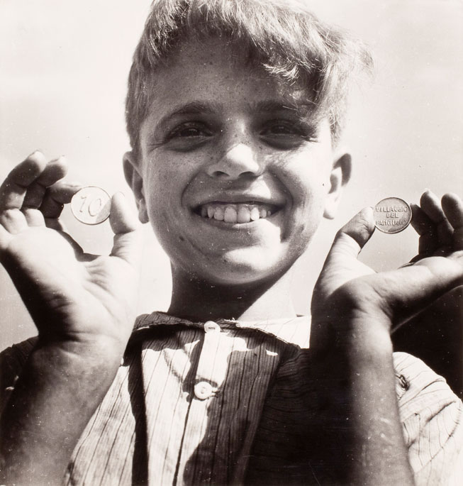 Boy holding up two coins (Мальчик с двумя монетами), 1948