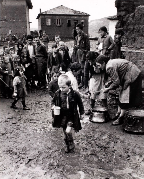 Food distribution to children (Раздача еды детям), c.1948