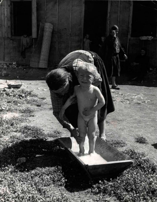 Woman bathes a young crying boy (Женщина, купающая плачущего мальчика), 1948