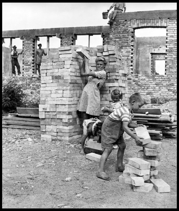 The construction of a new school in a Hungarian village (Строительство новой школы в венгерской деревне), 1948