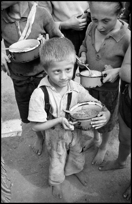 Food distribution to vagrant children (Раздача еды детям-безпризорникам), 1948