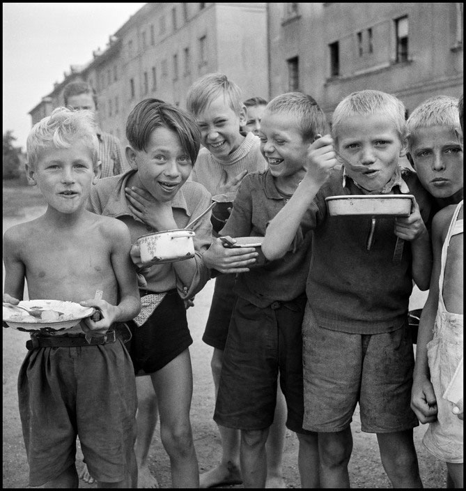 Children in a poor neighborhood of Budapest make fun of the photographer (Дети в бедном районе Будапешта, высмеивающие фотографа), 1948