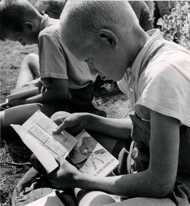 Boys sit on the ground, reading train training manuals (Мальчики, сидящие на земле и читающие учебные пособия), 1948