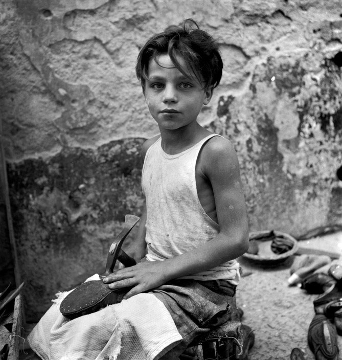 A little boy apprenticed to an open-air shoemakers' shop (Мальчик обучается в обувной мастерской под открытым небом), 1948 