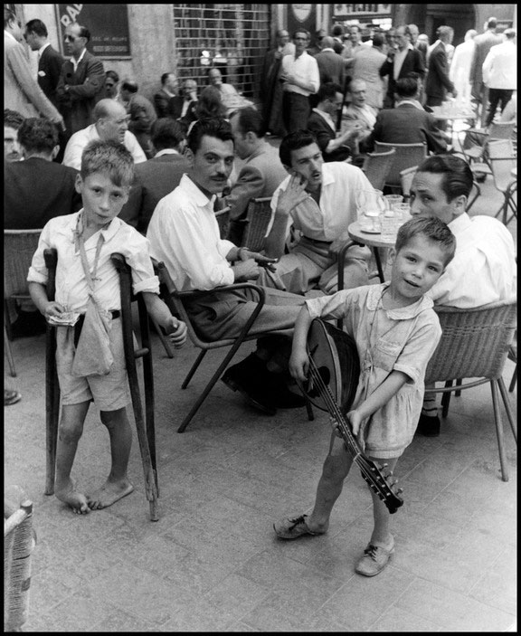 Boys begging at a cafe (Мальчики, попрошайничающие в кафе), 1948