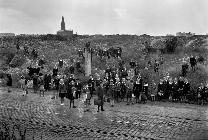 Schoolchildren leaving their secondary school, which survived, on the edge of the completely demolished Ghetto (Школьники покидают свою среднюю школу, сохранившуюся на краю полностью разрушенного гетто), 1948