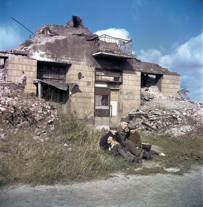 Three boys and a dog in the ruins (Три мальчика и собака среди руин), 1948