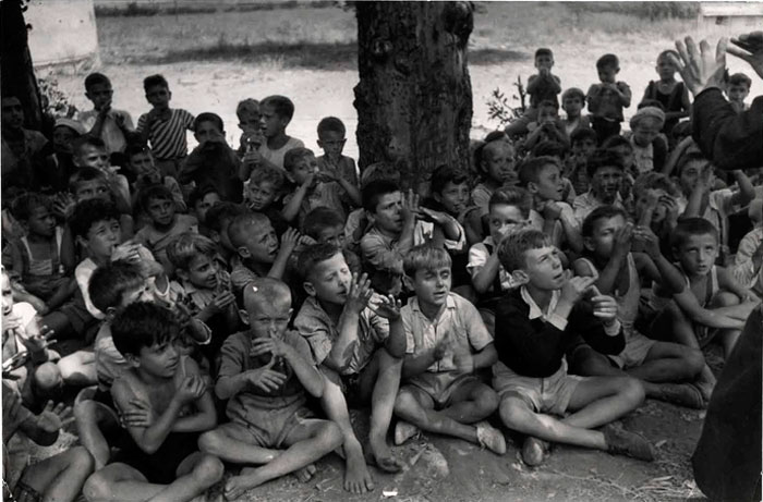 Children sitting on the ground near a tree, sing a song (Дети, сидящие на земле возле дерева, и поющие песню), 1948