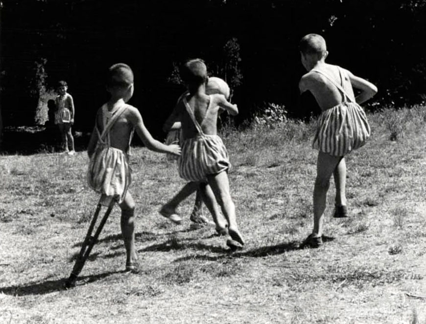 Boys playing soccer (Мальчики, играющие в футбол), 1948